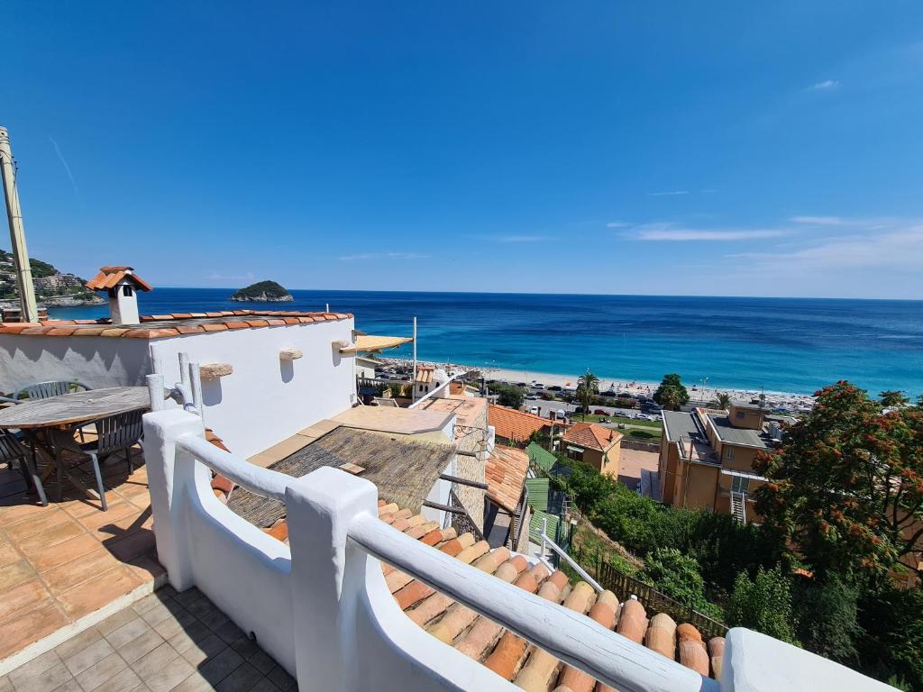 Soqquadro Art&Relax - Spotorno (SV) Sea View room 6